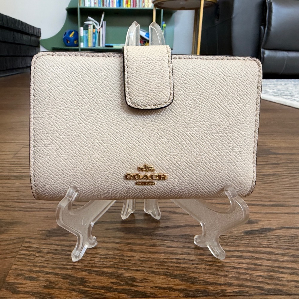 Coach Medium Corner Zip Wallet Women Chalk White Leather Classic Minimal Refined